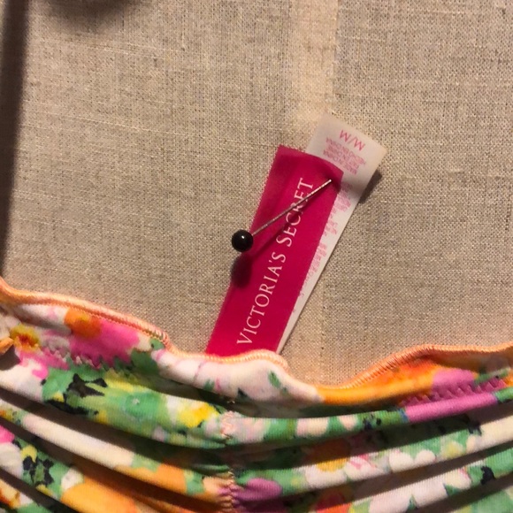 Floral Medium Victoria Secret bikini set - Picture 5 of 8